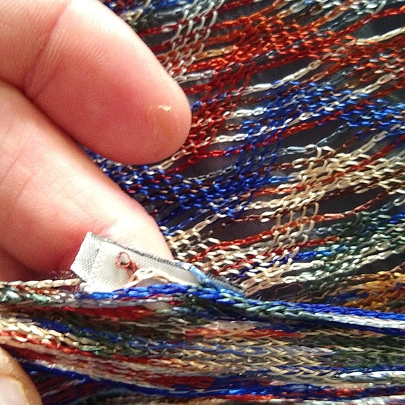 Beautiful woven waves silk scarf / wrap with tassels - Picture 9 of 9